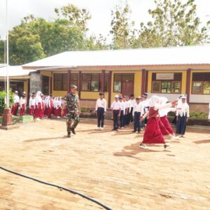 Babinsa dan Guru Kompak Latih PBB Siswa Labuan Tereng