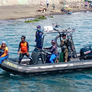 Sat Polairud Polres Bima Kota Bersama Pos SAR Bima Amankan Festival Sangiang Api 2025 di Pantai dan Perairan Wera