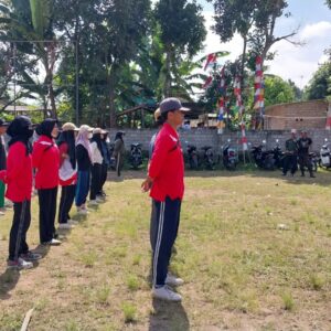 Bhabinkamtibmas Aik Bukak Polsek BKU Latih Paskibraka Desa Aik Bukak Menuju HUT RI ke-80