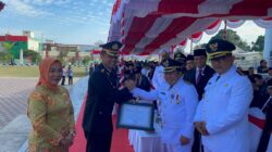 HUT ke-80 RI: Kapolres Lombok Utara Terima Penghargaan Inovasi Gowes Kamtibmas, Ketua Bhayangkari Diganjar Sebagai Penggerak Literasi
