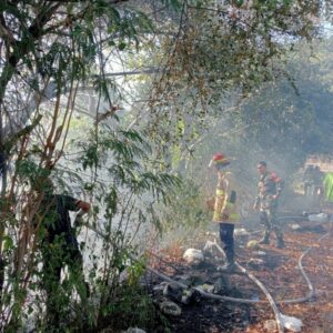 Gotong Royong Warga dan Aparat Padamkan Kebakaran di Mentigi