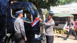 Polres Sumbawa Barat Bagikan Bendera Merah Putih, Perkuat Semangat Nasionalisme di tengah Masyarakat.