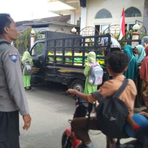 Polsek Batulayar Gelar Gerakan Pangan Murah, 2 Ton Beras Ludes Diserbu Warga