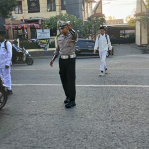 Anggota Lantas Polsek Rasanae Barat Laksanakan Strong Point Pagi di Depan MTSN I Kota Bima, Sasar Masyarakat dan Pelajar
