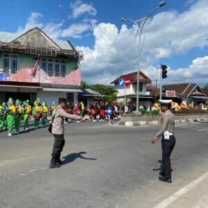 Polres Sumbawa Barat Kawal Pawai Budaya Nusantara HUT ke-62 SMPN 01 Taliwang