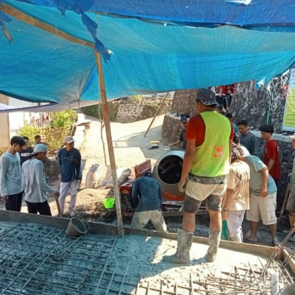 Babinsa dan Warga Bersatu Cor Jembatan Desa Bentek