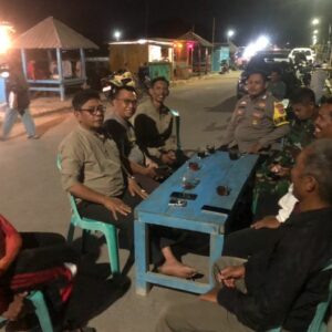 Jaga Kamtibmas, Anggota Piket Polsek Poto Tano Laksanakan Patroli Dialogis pada Malam Hari