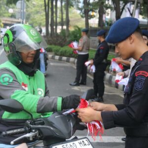 Brimob Metro Jaya Bagikan 5.000 Bendera Merah Putih kepada Warga Jakarta Jelang Hari Kemerdekaan RI