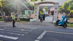 Rawan Pagi, Polsek Poto Tano Hadir Jaga Keamanan di Sekitar SMAN 1 Poto Tano