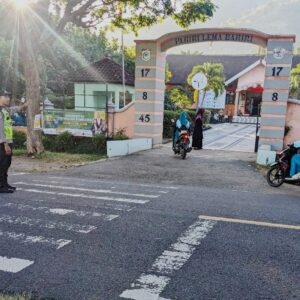 Rawan Pagi, Polsek Poto Tano Hadir Jaga Keamanan di Sekitar SMAN 1 Poto Tano