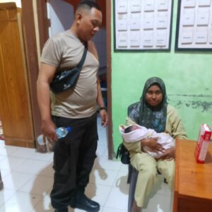 Geger Penemuan Bayi Laki-laki di Plampang, Diduga Dibuang Oleh Ibu Kandung