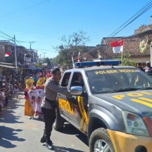Polsek Woha Kawal Ketat, Lomba Gerak Jalan Tingkat SMP/ MTS Tingkat Kecamatan Woha Menyambut HUT Kemerdekaan RI Ke-80