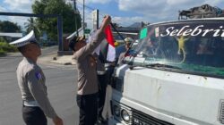 Kapolres Lombok Utara Gelar Bagikan Bendera Merah Putih di Jalan Raya