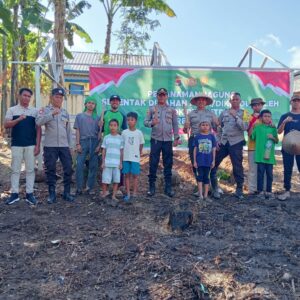 Kapolsek Dompu Laksanakan Kegiatan Penanaman Jagung Serentak di Lahan Pondok Pesantren Al Ghonyyu