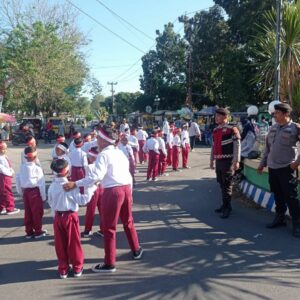 Polres Dompu Laksanakan Pengamanan Jalur Lomba Gerak Jalan Indah Tingkat SD Sederajat Sambut HUT RI ke-80