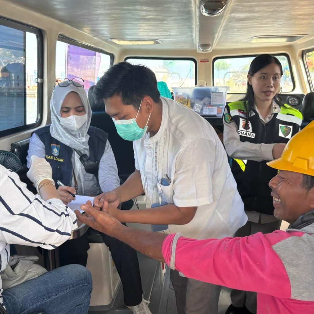 Kapal Patroli Polairud Jadi Klinik & Perpustakaan Terapung di Lembar