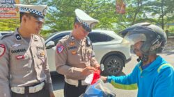 Sat Lantas Polres Bima Kota Bagikan dan Pasang Bendera Merah Putih pada Pengendara Sambut HUT RI ke-80