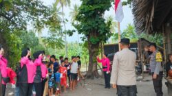 Ketua Bhayangkari Cabang Lombok Utara Bagikan Bendera Merah Putih kepada Nelayan di Gangga