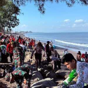Gotong Royong Lintas Generasi Warnai Pembersihan Pantai Loang Baloq