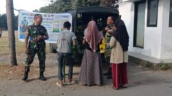 Babinsa Turida Dampingi GPM, Warga Serbu Beras Murah