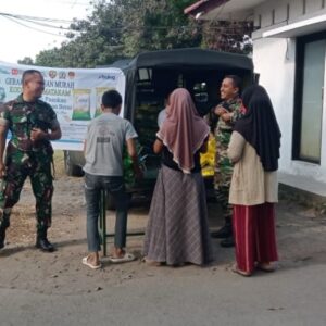 Babinsa Turida Dampingi GPM, Warga Serbu Beras Murah