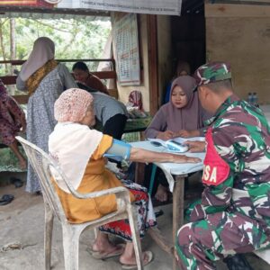 Babinsa dan Tenaga Kesehatan Bergandeng Tangan Wujudkan Posyandu Sehat di Pusuk Lestari