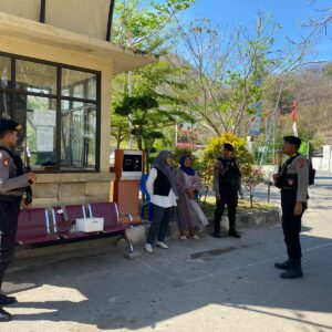  Sat Samapta Polres Bima Kota Gelar Patroli Dialogis di Pantai Lawata dan Pasar Amahami