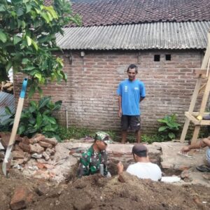 Sejumlah Keluarga di Langko Terima Bantuan Sanitasi Jamban
