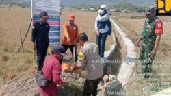 Bhabinkamtibmas Desa Beru Hadiri Peletakan Batu Pertama Pembangunan Irigasi Jalan Usaha Tani di Dusun Pisak
