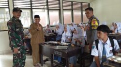 Bhabinkamtibmas dan Babinsa Desa Bujak Kawal Ketat Distribusi 3.064 Porsi Makanan Bergizi Gratis untuk Pelajar.