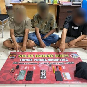 KOMITMEN BERANTAS NARKOBA DI WILAYAH HUKUM POLRES SUMBAWA BARAT, SAT RES NARKOBA KEMBALI BERHASIL AMANKAN TIGA PELAKU PENGEDAR SABU
