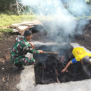 UMKM Arang Kayu, Babinsa Dorong Ekonomi Desa