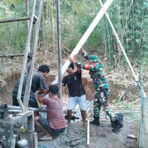 Babinsa Dampingi Pembangunan Sumur Bor Bantu Warga Lembar