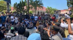 Kapolres Bima Kota Turun Langsung Pimpin Pengamanan Aksi Demo Mahasiswa di Dua Lokasi DPRD