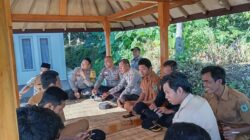 Sambang Desa, Bhabinkamtibmas Rempek Darusalam Tekankan Pentingnya Kerukunan