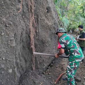 Gotong Royong TNI dan Warga Wujudkan Jalan Impian di Golong