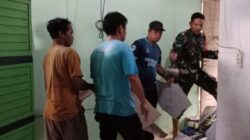 Babinsa dan Warga Gotong Royong Tangani Rumah Tertimpa Talud