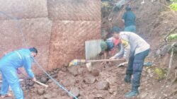 Bhabinkamtibmas Desa Mantun Bersama Warga Gotong Royong Bantu Warga Binaan Terdampak Korban Longsor
