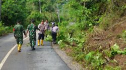 Personel Polsek Sekongkang Bersinergi dengan Koramil sekongkang Gelar Gotong Royong Bersihkan Jalan Pasca Hujan Lebat