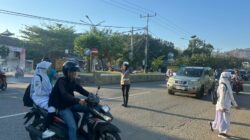 Anggota Lantas Polsek Rasanae Barat Gelar Strong Point Pagi di Depan MTsN 1 Kota Bima