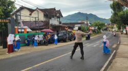 Polsek Taliwang Wujudkan Pelayanan Prima Melalui Pengamanan Lalu Lintas di Depan Sekolah