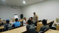Bhabinkamtibmas Desa Sekongkang Bawah Dampingi Tim Kesehatan dalam Kegiatan Mobile Clinic di Hotel Tropical Sekongkang