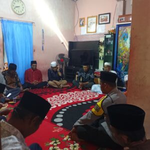 BHABINKAMTIBMAS DESA KALIMANTONG HADIRI KEGIATAN TAHLILAN WARGA, WUJUD KEPEDULIAN DAN KEDEDEKATAN DENGAN MASYARAKAT