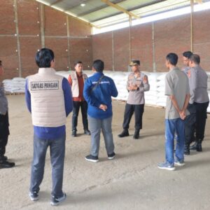 Wakapolres Sumbawa Barat Bersama Satgas Pangan Cek Ketersediaan Pangan di Bulog Kabupaten sumbawa barat