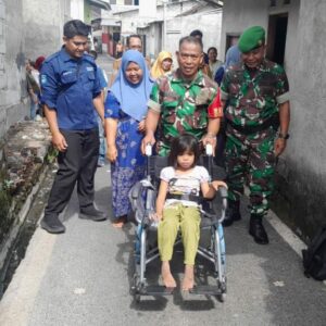 Kodim 1606 Mataram Bagikan Kursi Roda Door to Door