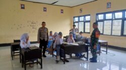 BHABINKAMTIBMAS DESA MAS-MAS DAMPINGI PENDISTRIBUSIAN PROGRAM MAKANAN BERGIZI GRATIS UNTUK ANAK USIA SEKOLAH