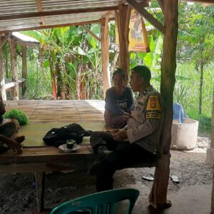 Bhabinkamtibmas Desa Mertak Jalin Silaturahmi dan Beri Himbauan Kamtibmas kepada Warga