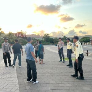 Polres Loteng Sambangi Obyek Wisata di Kuta Mandalika Pasca MotoGP 2025