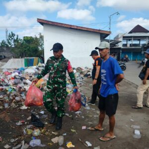 Bersama Warga, Babinsa Sesela Gerakkan Aksi Peduli Lingkungan