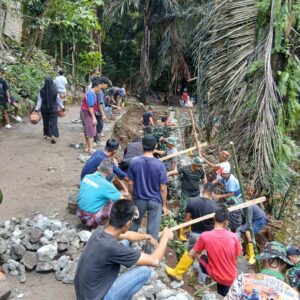 Sinergi TNI dan Sekdes Giri Madia Sukseskan TMMD Ke-126